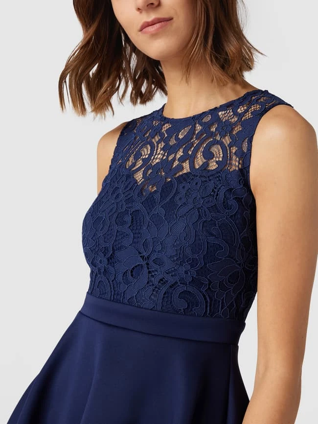 Lipsy Cocktailkleid Mit Floralen Stickereien - Marineblau 3 Lipsy Cocktailkleid Mit Floralen Stickereien - Marineblau – Bild 3