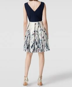 Swing Cocktailkleid Mit Floralem Muster - Marineblau -Vera Wang Shop 998l4hab6p43eli2agq50ca59134oi1ha4p3ik219p2kgla2859kciij6t8l0chl74s5ci218h954k9o8l3jie9mcco38cr3clgjeo9k64sjeob261h6cp1l74pj6dj6c4sjgpg