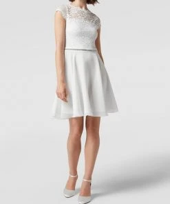 Swing Brautkleid Mit Floralen Stickereien Und Ziersteinen - Offwhite