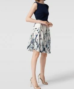 Swing Cocktailkleid Mit Floralem Muster - Marineblau -Vera Wang Shop a57kedq5ah130ihiacs3ik1h6t2j4haj8or36e2694okgjil6d5lcd1k8h13gdqe755j8k2i9d9j0iqba0o3edr66cr34opl6kr6cdhk74qmco9h6hh64dpp75h3gd36ccqmae0